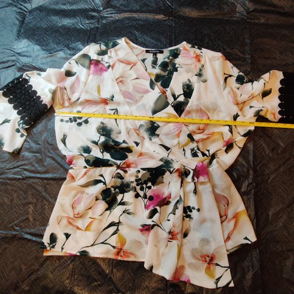 NWT RELATIVITY Floral Top with Asymmetric hem & 3/4 Bell Sleeves-Lace inset, XL - Picture 10 of 16